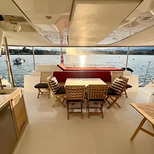 Botel Floatinn Boat-bnb, Geneva